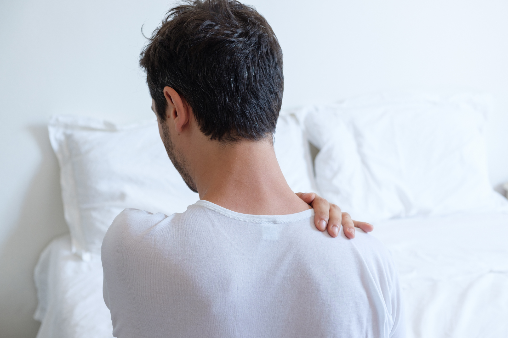 Одышка на спине. Спина человека. Боль в спине. Боль в спине после сна. Фото со спины мужчины.